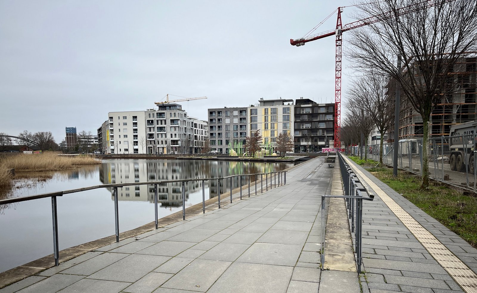 Neckarbogen Heilbronn – Blick auf den Floßhafen (BUGA-Erbe)
