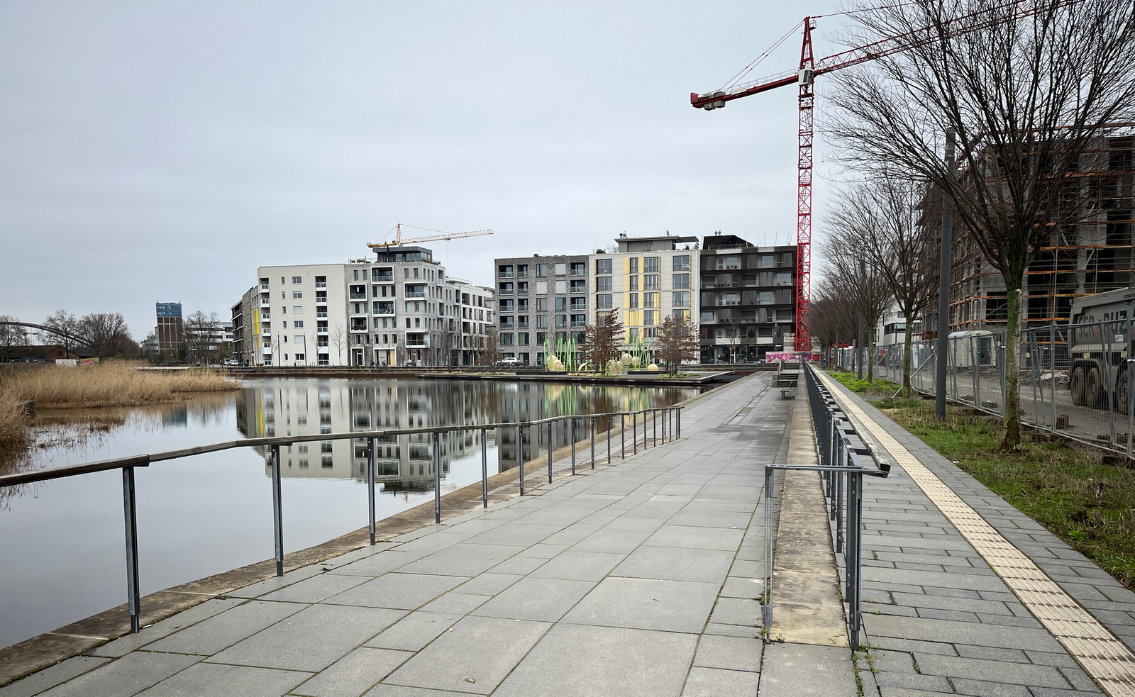 Neckarbogen Heilbronn – Blick auf den Floßhafen (BUGA-Erbe)